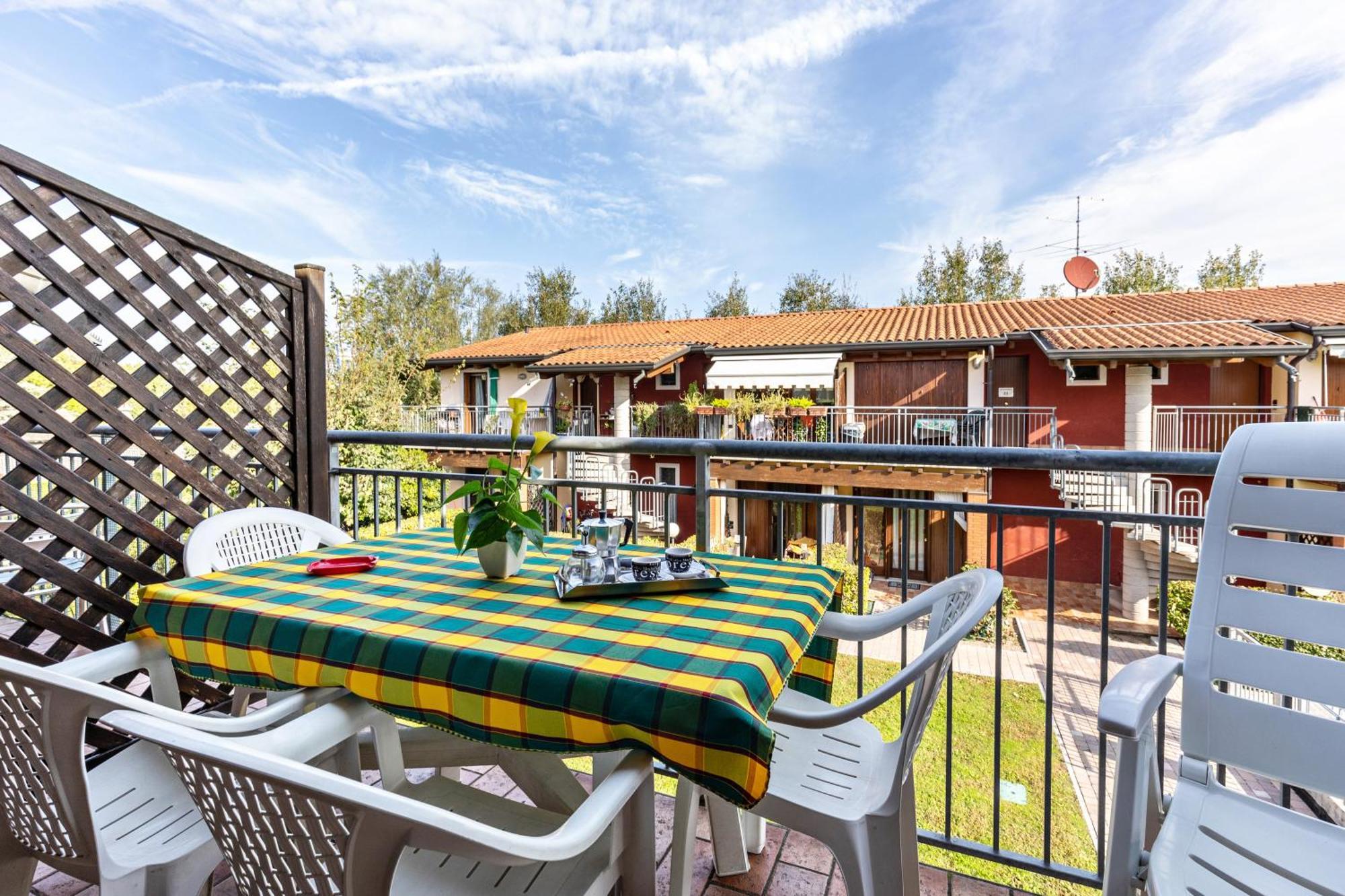 Residence La Corte Near Gardaland Castelnuovo del Garda Eksteriør billede