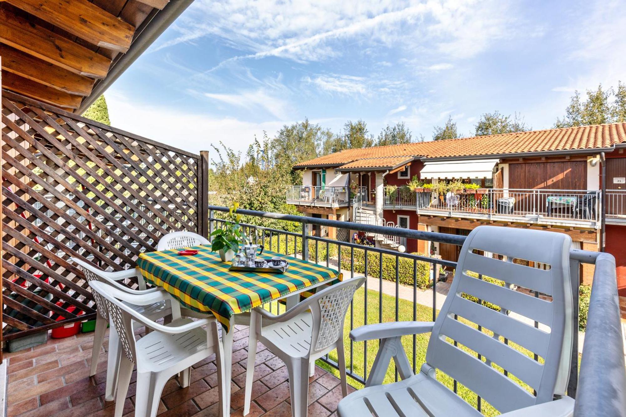 Residence La Corte Near Gardaland Castelnuovo del Garda Eksteriør billede